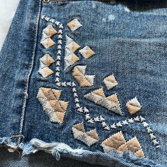 Free People Distressed Embroidered Shorts Size 28 - Picture 3 of 4